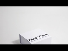 Un passo formando bianco ripiegabile scatola regalo magnetica